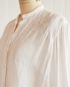 Witte katoenen blouse met plooitjes en borduurwerk uit de jaren 1920