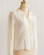 Crèmekleurige rayonblouse met brokaat uit de jaren 1940