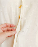 Crèmekleurige rayonblouse met brokaat uit de jaren 1940