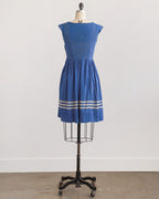 Blauwe jurk met polkadots en kanten bies uit de jaren 1950
