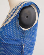 Blauwe jurk met polkadots en kanten bies uit de jaren 1950