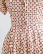 Katoenen dagjurk met geometrische print in roestkleur uit de jaren 1960