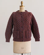 Bordeauxrode wollen kabelgebreide cardigan uit de jaren 1960