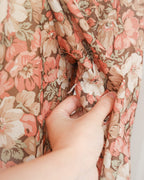 Bruine boho-peasantmidi-jurk met bloemen uit de jaren 1970