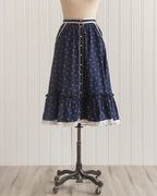 Marineblauwe midi-rok met bloemen en volantzoom