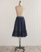 Marineblauwe midi-rok met bloemen en volantzoom